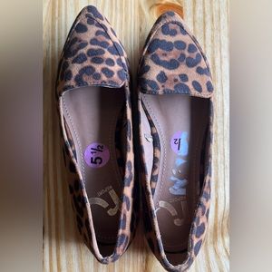 Report NWOT Leopard Print Flats SZ 5.5